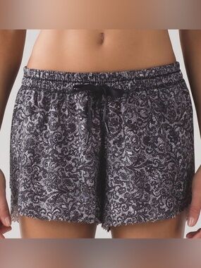 Lululemon Hit It Short (3 1/2") Mini Cinder Lace White Black / Black Size 6